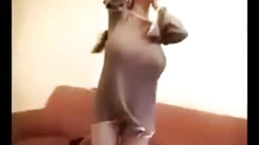 گہری حلق کے ساتھ خوبصورت کھینچنے کے پاس شوقین