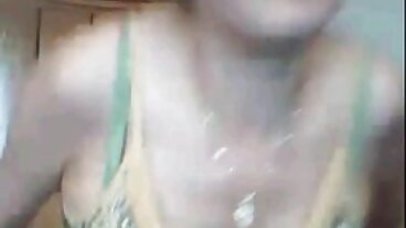 منہ میں Smut کے ساتھ خوبصورت Lullu بندوق کی Oldj
