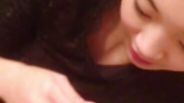 ٹانگوں پر کندھوں منظر کے ساتھ خوبصورت میگن بارش سے صفر امریکہ