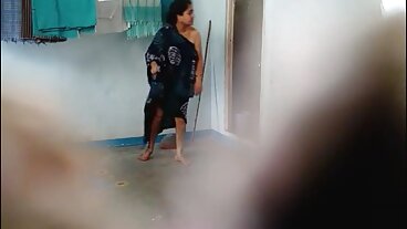 میں بستر کے ساتھ پرجوش ٹین ٹیٹ